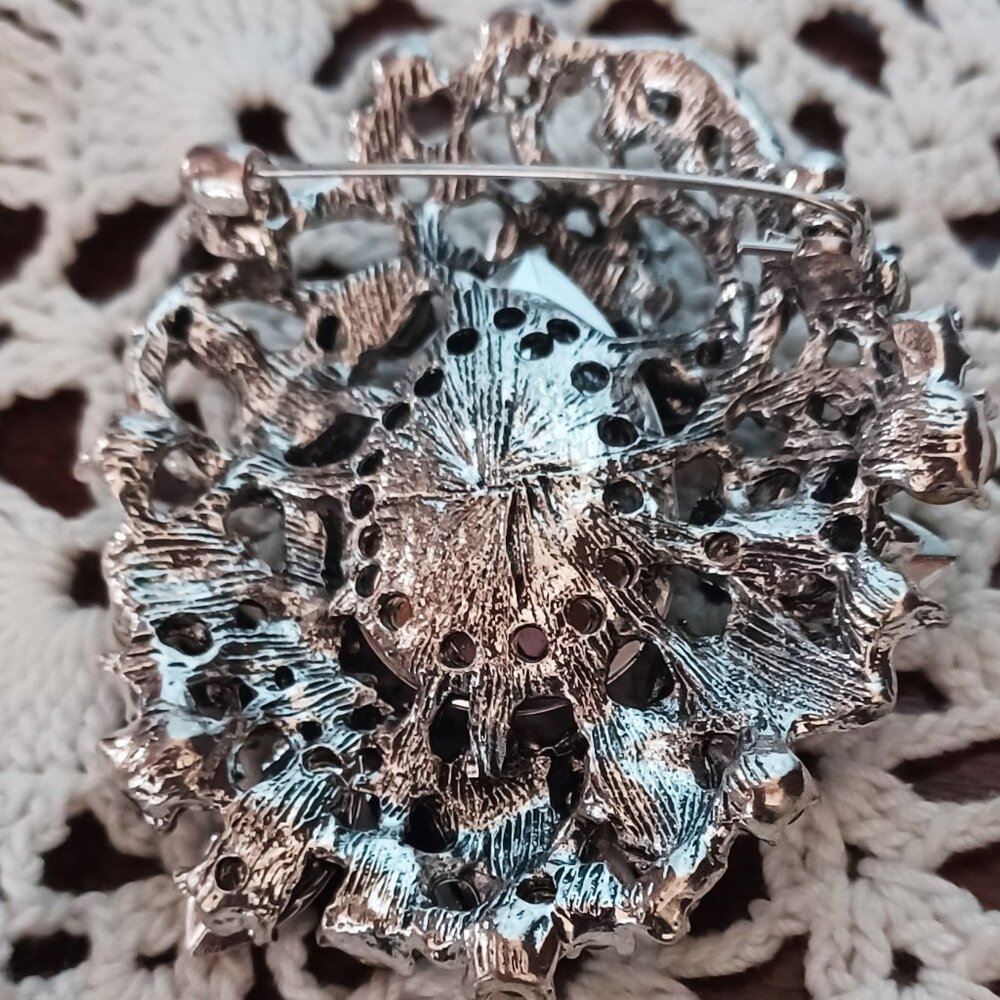 Stunning Rhinestone Brooch - Picture 3 of 4